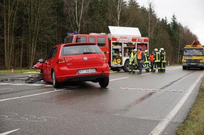 Grafenberg: Frontalzusammenstoss - fuenf Personen zum Teil schwer verletzt, Rettungshubschrauber im Einsatz